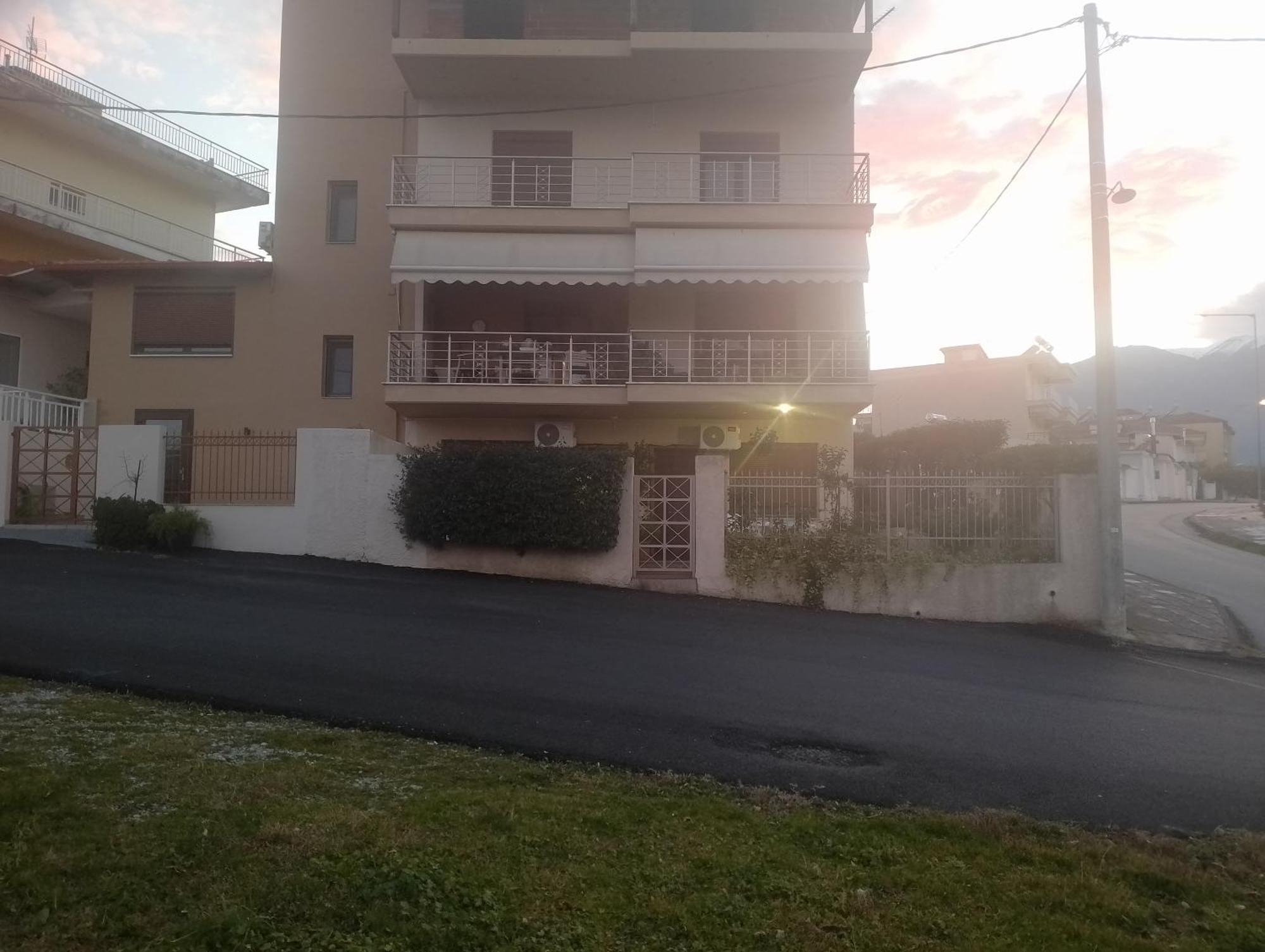 Corner House Leptokaryá